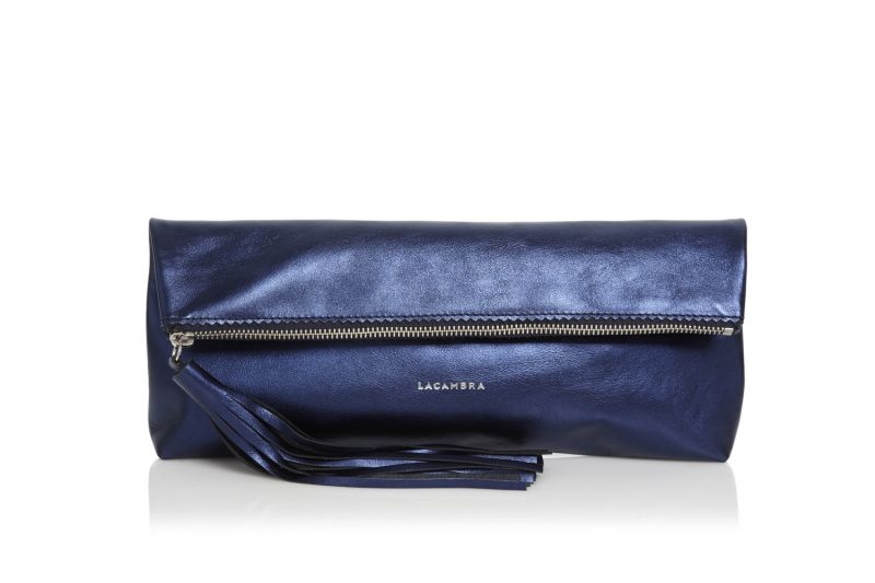 Bolso piel azul metalizado clutch con borla Lacambra